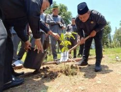 Ketua DPRD Budi Azhar Mutawali Bersama Bupati Sukabumi Tanam 100 Pohon Buah di Komplek DPRD